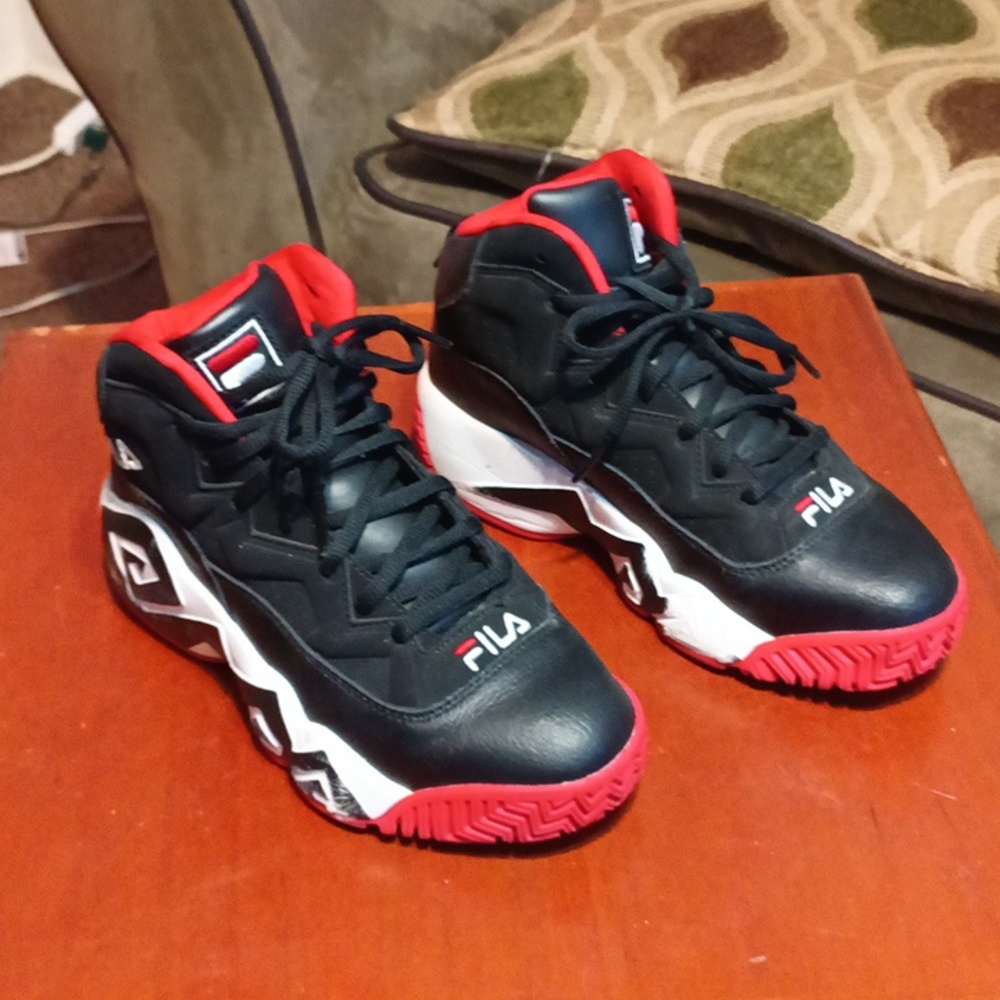 Fila women's 6.5 sneakers black, white,red